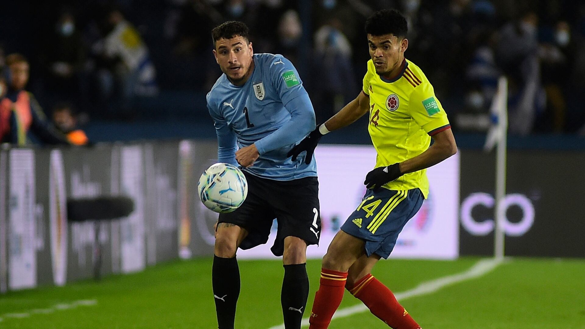 Acción de gol entre Uruguay vs Colombia, por las Eliminatorias.