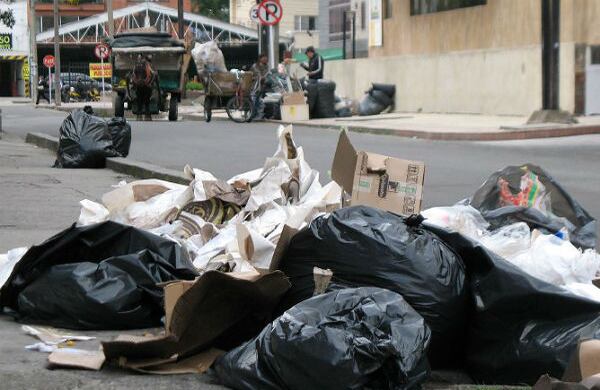 Basuras en la calles se vieron en las primeras horas del cambio de modelo. 
