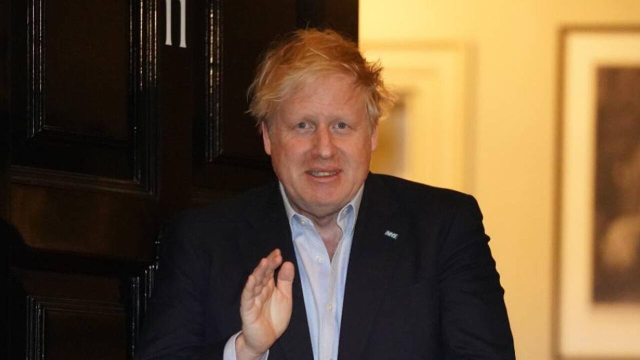 Johnson decretó el 23 de marzo un confinamiento que después fue prolongado hasta el 7 de mayo, fecha en que debe ser revaluado.