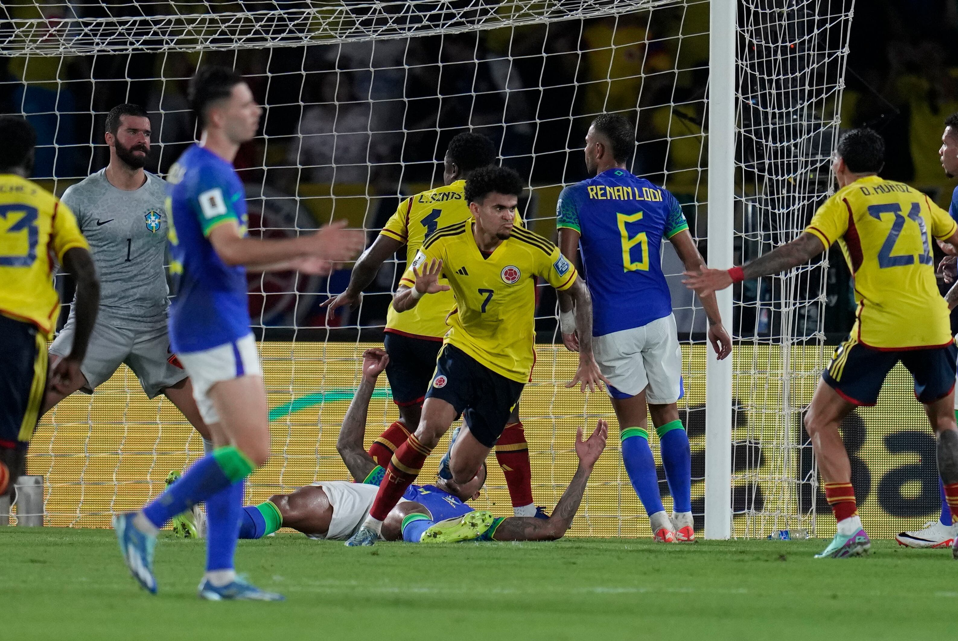 El colombiano Luis Díaz, centro, celebra el segundo gol de su equipo contra Brasil durante un partido de fútbol de clasificación para la Copa Mundial de la FIFA 2026 en el estadio Roberto Meléndez en Barranquilla, Colombia, el jueves 16 de noviembre de 2023. (Foto AP/Ricardo Mazalan)