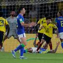 El colombiano Luis Díaz, centro, celebra el segundo gol de su equipo contra Brasil durante un partido de fútbol de clasificación para la Copa Mundial de la FIFA 2026 en el estadio Roberto Meléndez en Barranquilla, Colombia, el jueves 16 de noviembre de 2023. (Foto AP/Ricardo Mazalan)