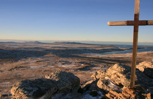 El nombre Falklands lo puso un capitán inglés. Por su ubicación fue paso obligado de las naves francesas, españolas, inglesas, portuguesas y holandesas desde fines del siglo XVI. 