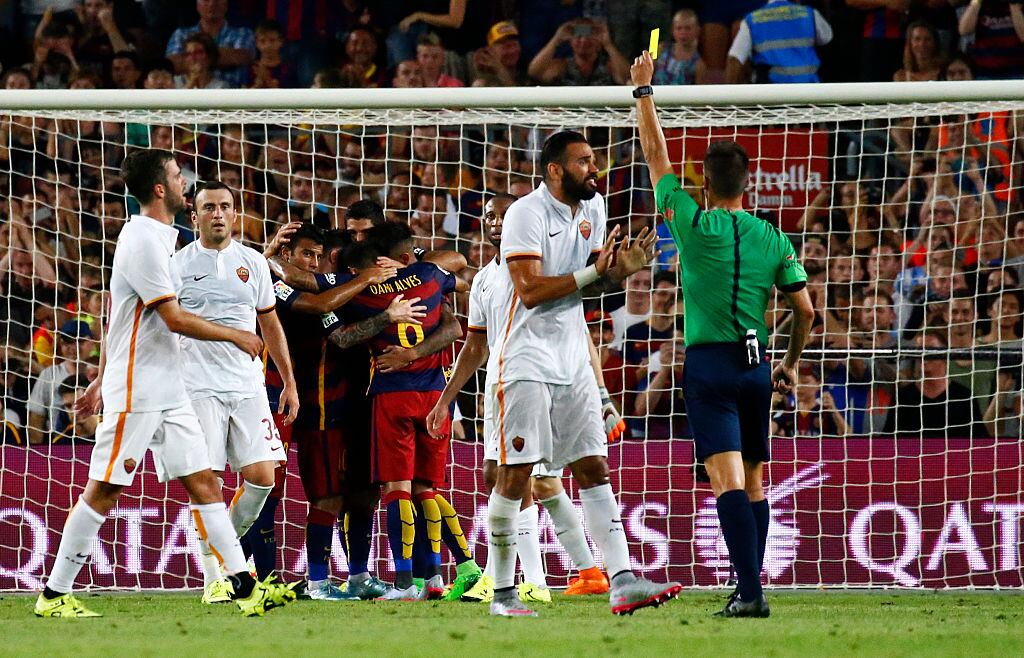 BARCELONA -05 de agosto- ESPAÑA: Los jugadores del FC Barcelona celebran y los de AS Roma protestan ante el árbitro en el partido entre el FC Barcelona y el AS Roma, por el trofeo Joan Gamper, jugado en el Camp Nou, el 05 de agosto de 2015 (Foto de NurPhoto/NurPhoto a través de Getty Images)