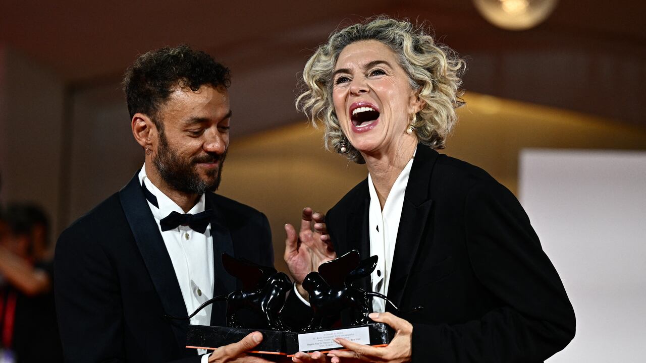 Enrico Maria Artale y Margarita Rosa De Francisco posan con el Premio al Mejor Guión por la película 'El Paraíso' y el premio a la Mejor Actriz por la película 'El Paraíso' durante una sesión fotográfica en el 80º Festival de Cine de Venecia el 9 de septiembre de 2023 en el Lido de Venecia.