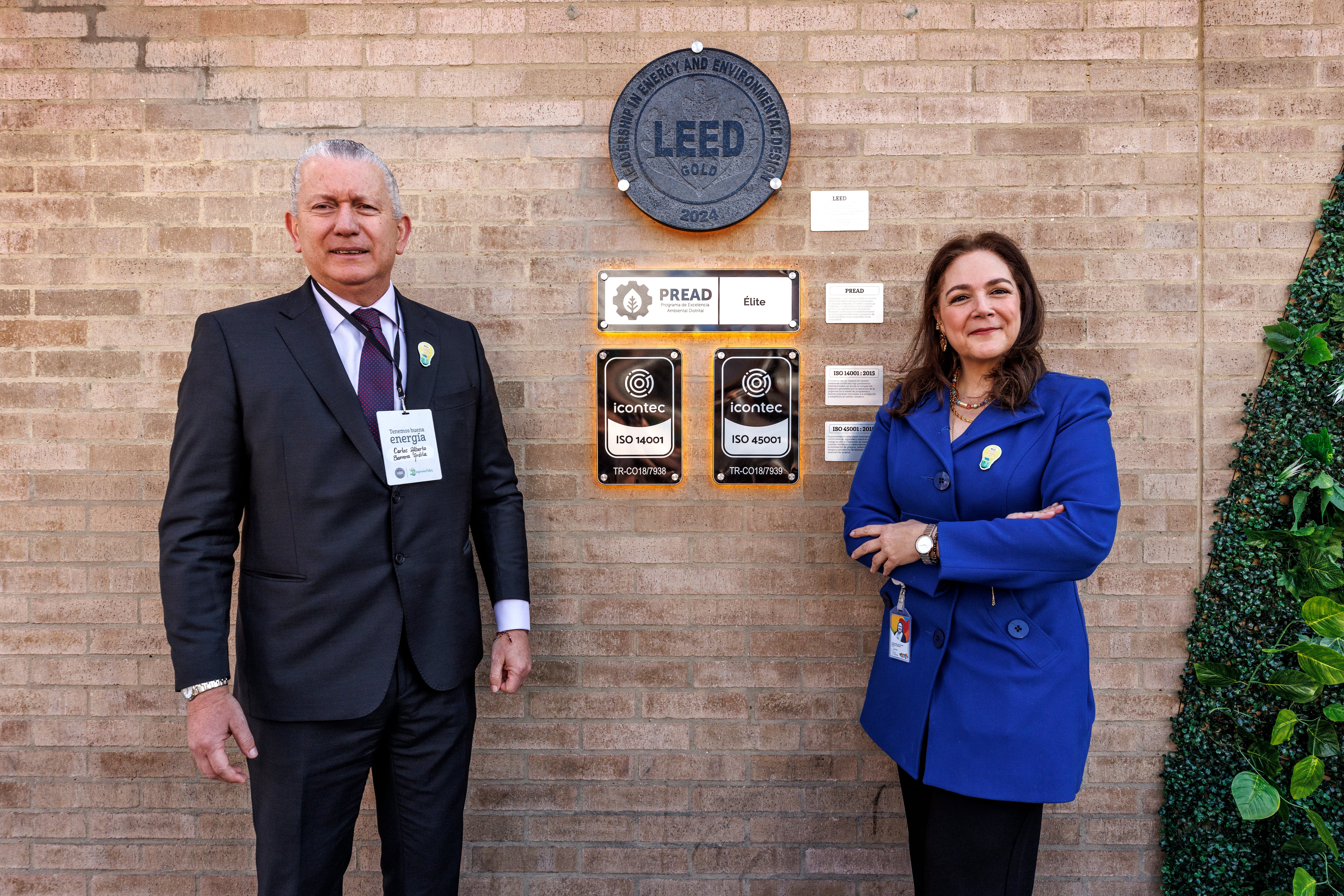 Ana Isabel Coba, gerente de Plaza de las Américas, y Carlos Alberto Barrera, presidente de la Junta Directiva, durante la certificación LEED que se le concedió al centro comercial.