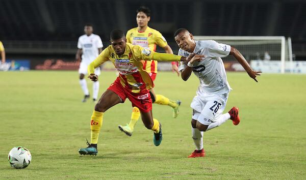 PEREIRA- COLOMBIA, 06-04-2021:Jherson Mosquera del Deportivo Pereira disputa el balón conRobert Harrys del Deportivo Independiente Medellín  durante partido por la fecha 17 entre Deportivo Pereira y Deportivo Independiente Medellín  como parte de la Liga BetPlay DIMAYOR 2021 jugado en el estadio  Hernán Ramírez Villegas de la ciudad de Pereira. / Jherson Mosquera of Deportivo Pereira vies for the ball with Robert Harrys of  Deportivo Independiente Medellin during match for the date 17 between Deportivo Pereira and  Deportivo Independiente Medellin as a part BetPlay DIMAYOR League I 2020 played at Hernan Ramirez Villegas stadium in Pereira city. Photo: VizzorImage / Pablo Bohorquez / Contribuidor
