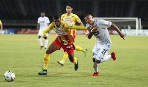 PEREIRA- COLOMBIA, 06-04-2021:Jherson Mosquera del Deportivo Pereira disputa el balón conRobert Harrys del Deportivo Independiente Medellín  durante partido por la fecha 17 entre Deportivo Pereira y Deportivo Independiente Medellín  como parte de la Liga BetPlay DIMAYOR 2021 jugado en el estadio  Hernán Ramírez Villegas de la ciudad de Pereira. / Jherson Mosquera of Deportivo Pereira vies for the ball with Robert Harrys of  Deportivo Independiente Medellin during match for the date 17 between Deportivo Pereira and  Deportivo Independiente Medellin as a part BetPlay DIMAYOR League I 2020 played at Hernan Ramirez Villegas stadium in Pereira city. Photo: VizzorImage / Pablo Bohorquez / Contribuidor