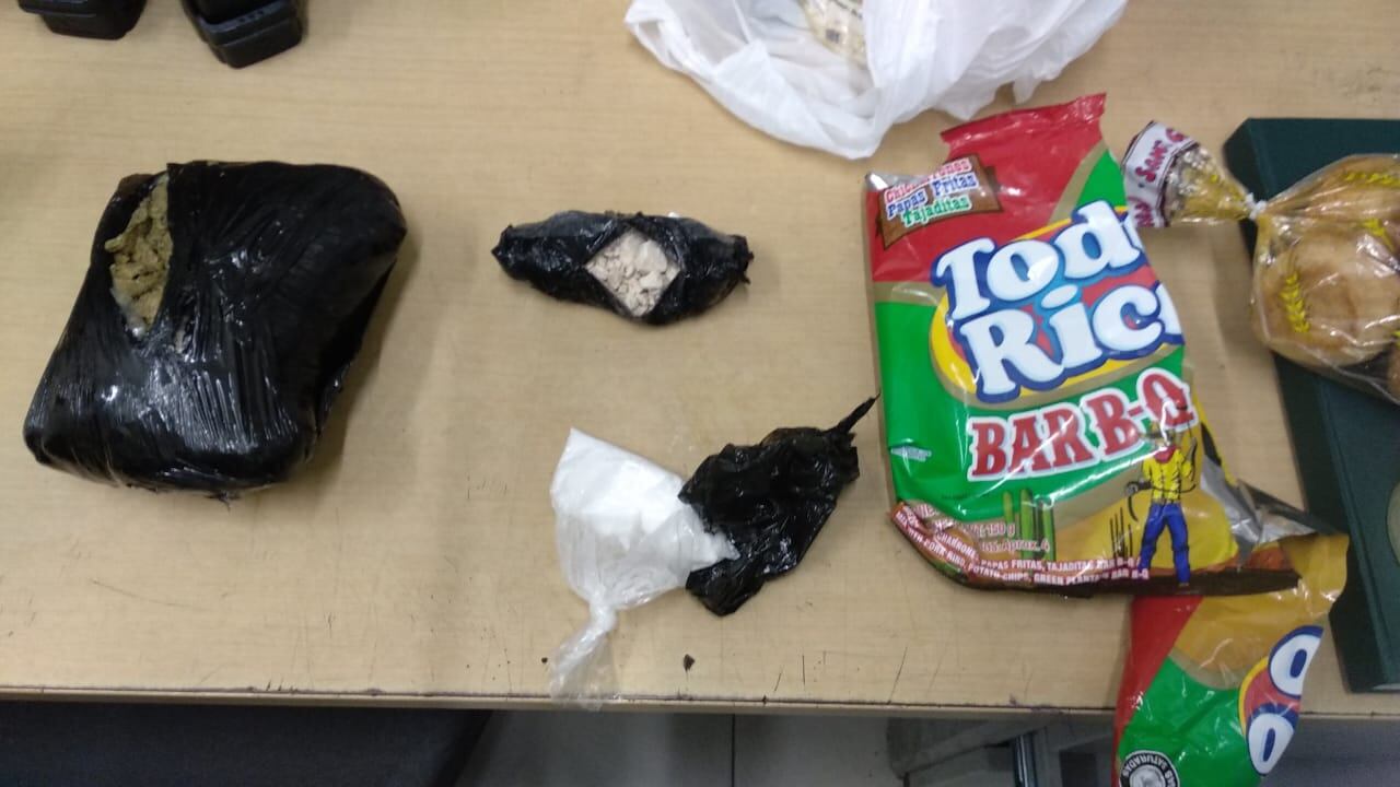 Con un paquete de papas fritas, lleno de marihuana y cocaína, fue capturado un policía en Bogotá