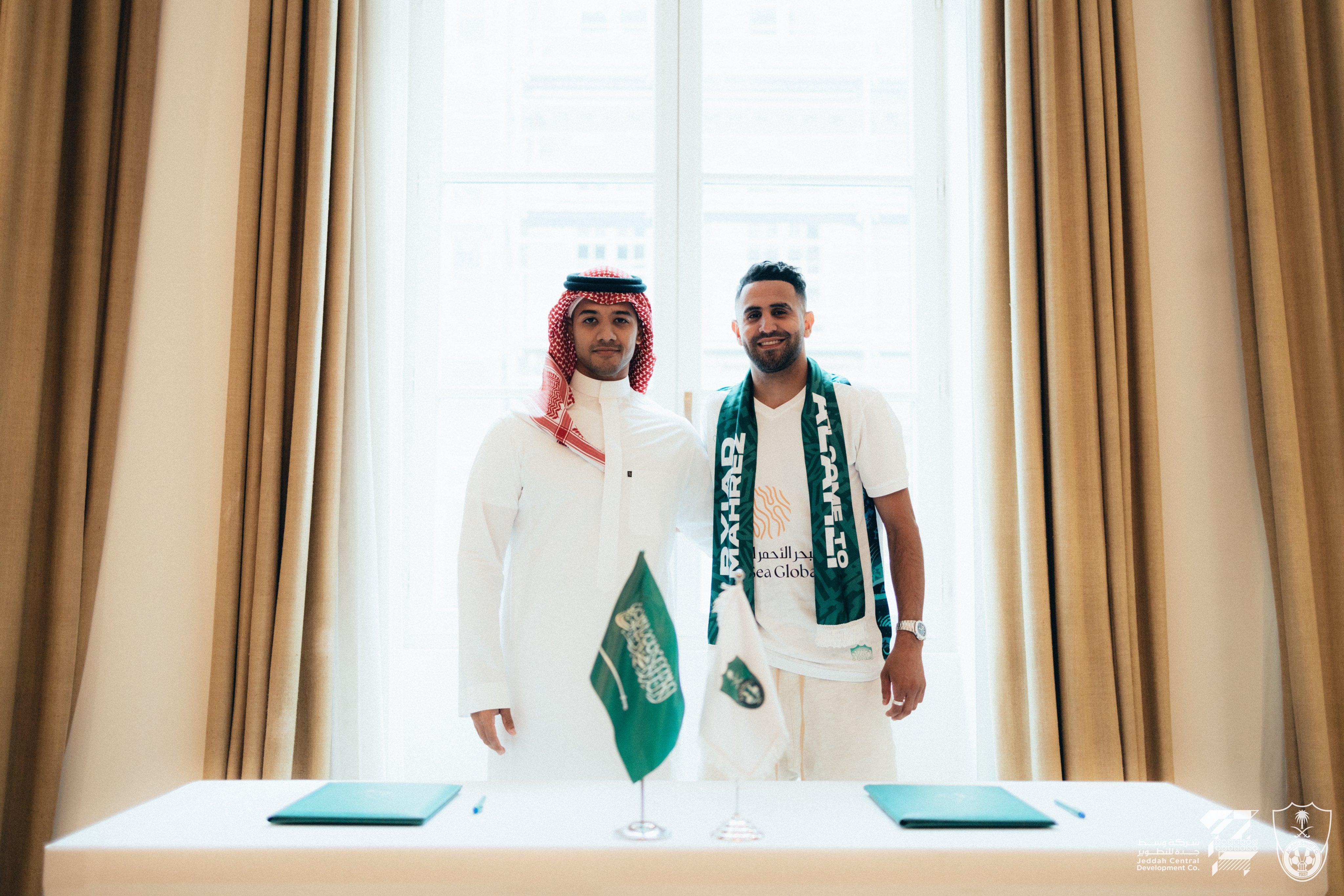 Riyad Mahrez en su presentación con el Al Ahli