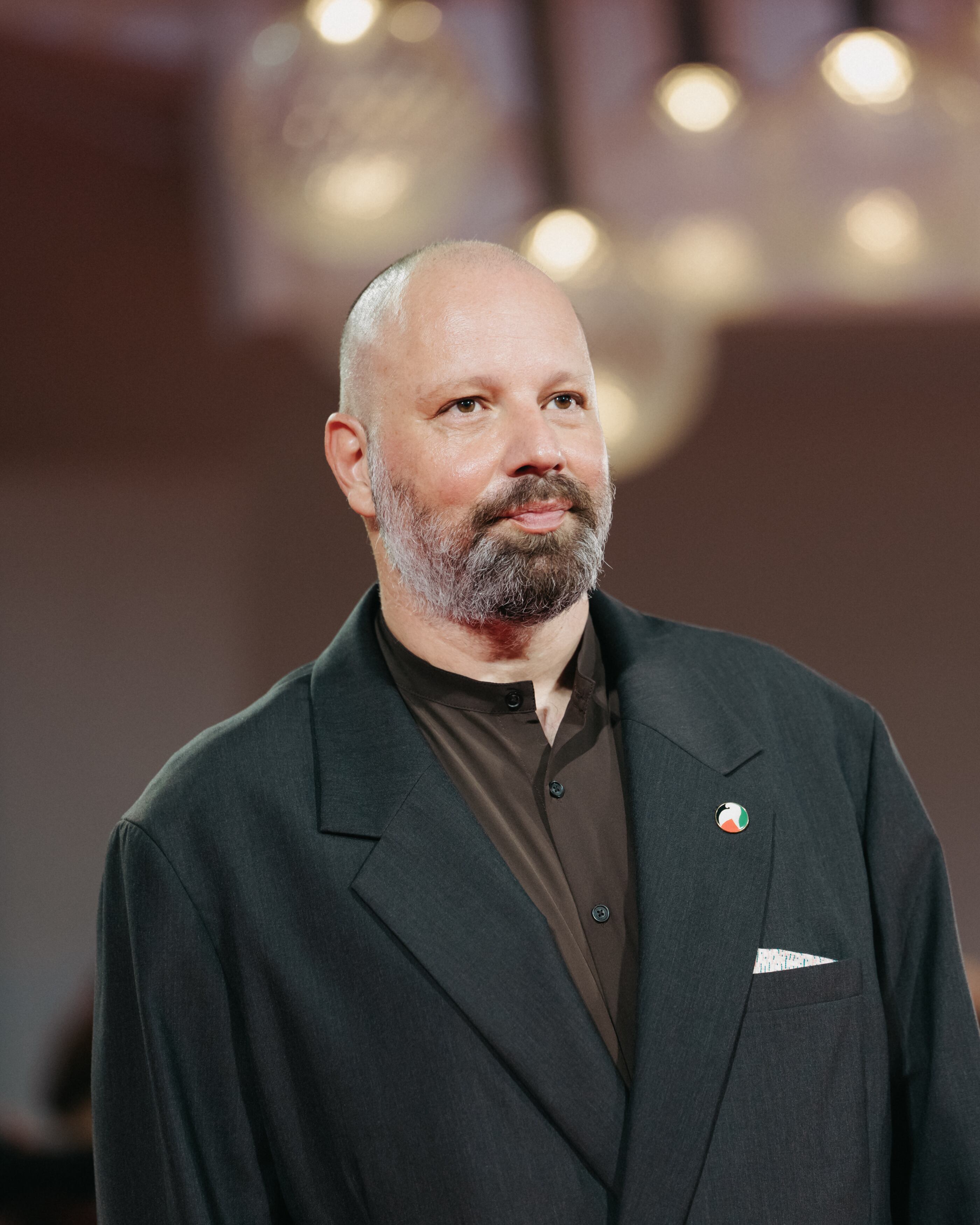 Para Yorgos Lanthimos, 'Bugonia' busca confrontar las burbujas ideológicas en las que vivimos.