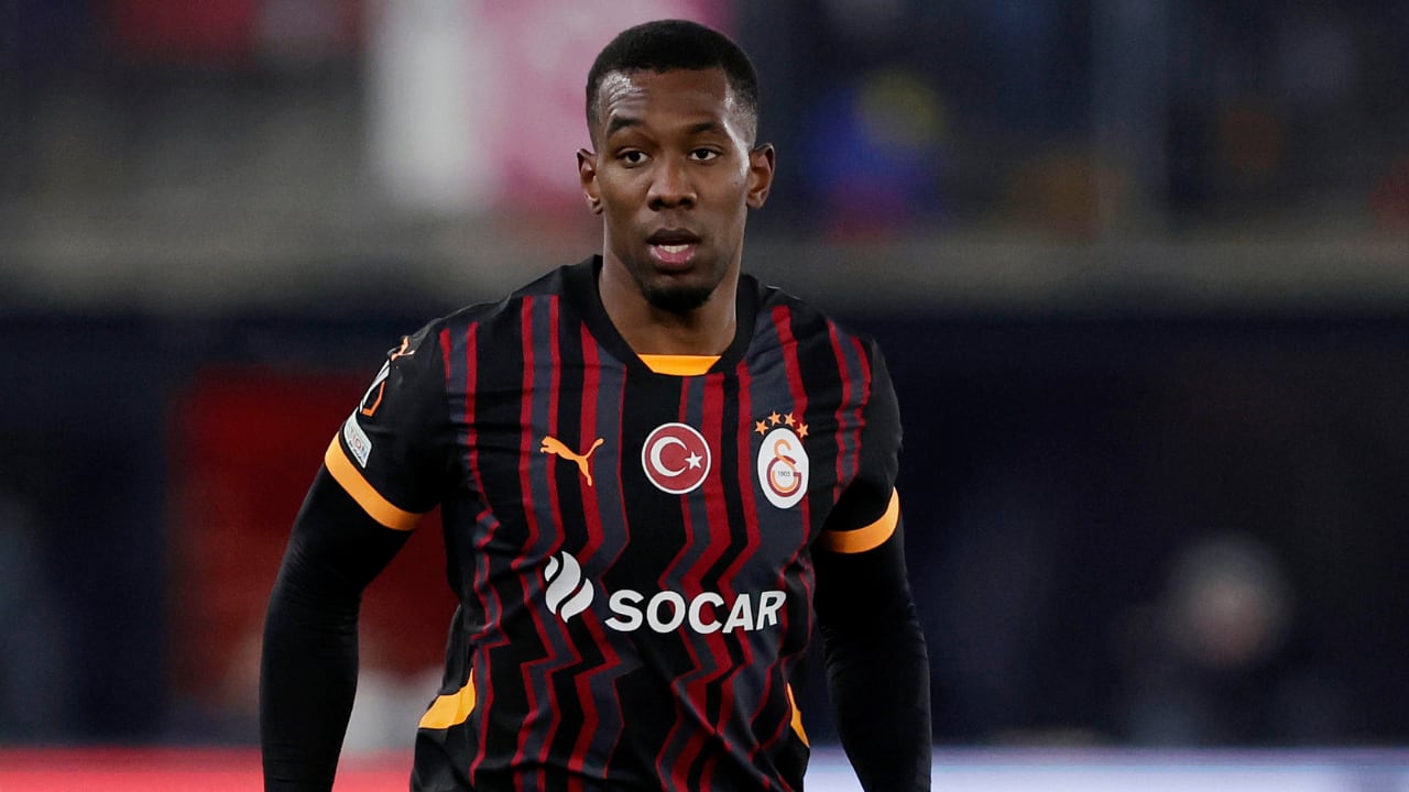 Carlos Cuesta, central que milita en Galatasaray