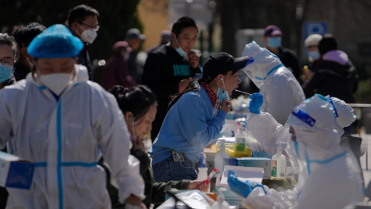 La OMS señaló que la pandemia aún es una emergencia sanitaria que genera preocupación internacional.