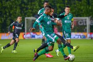 BOGOTA - COLOMBIA, 25-04-2021: Jean Pestaña de Equidad disputa el balón con Jonathan Alvez del Nacional durante partido entre La Equidad y Atletico Nacional por los cuartos de final, ida, como parte de la Liga BetPlay DIMAYOR I 2021 jugado en el estadio Estadio Metroplitano de Techo de la ciudad de Bogotá. / Jean Pestaña of Equidad struggles the ball with Jonathan Alvez of Nacional during match between La Equidad and Atletico Nacional for the quarterfinal first leg as part of BetPlay DIMAYOR League I 2021 played at Metropolitano de Techo stadium in Bogota city. Photo: VizzorImage / Samuel Norato / Cont