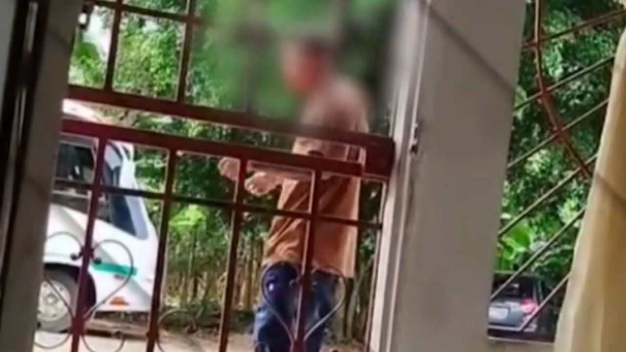 Este es el joven que supuestamente está amenazando de muerte a su propia mamá.