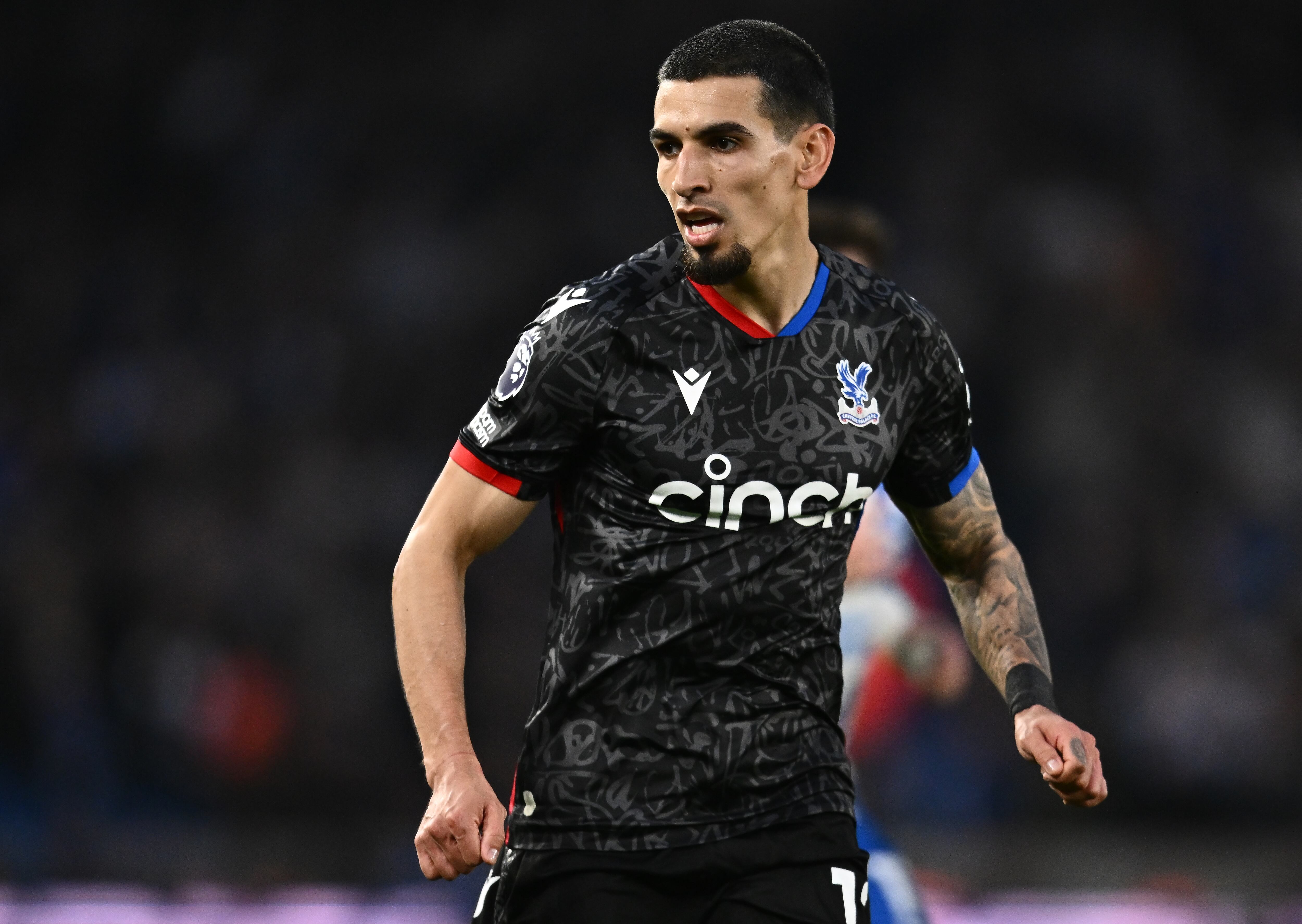BRIGHTON, INGLATERRA - 3 DE FEBRERO: Daniel Muñoz de Crystal Palace durante el partido de la Premier League entre Brighton & Hove Albion y Crystal Palace en el American Express Community Stadium el 3 de febrero de 2024 en Brighton, Reino Unido. (Foto Sebastián Frej/MB Media/Getty Images)