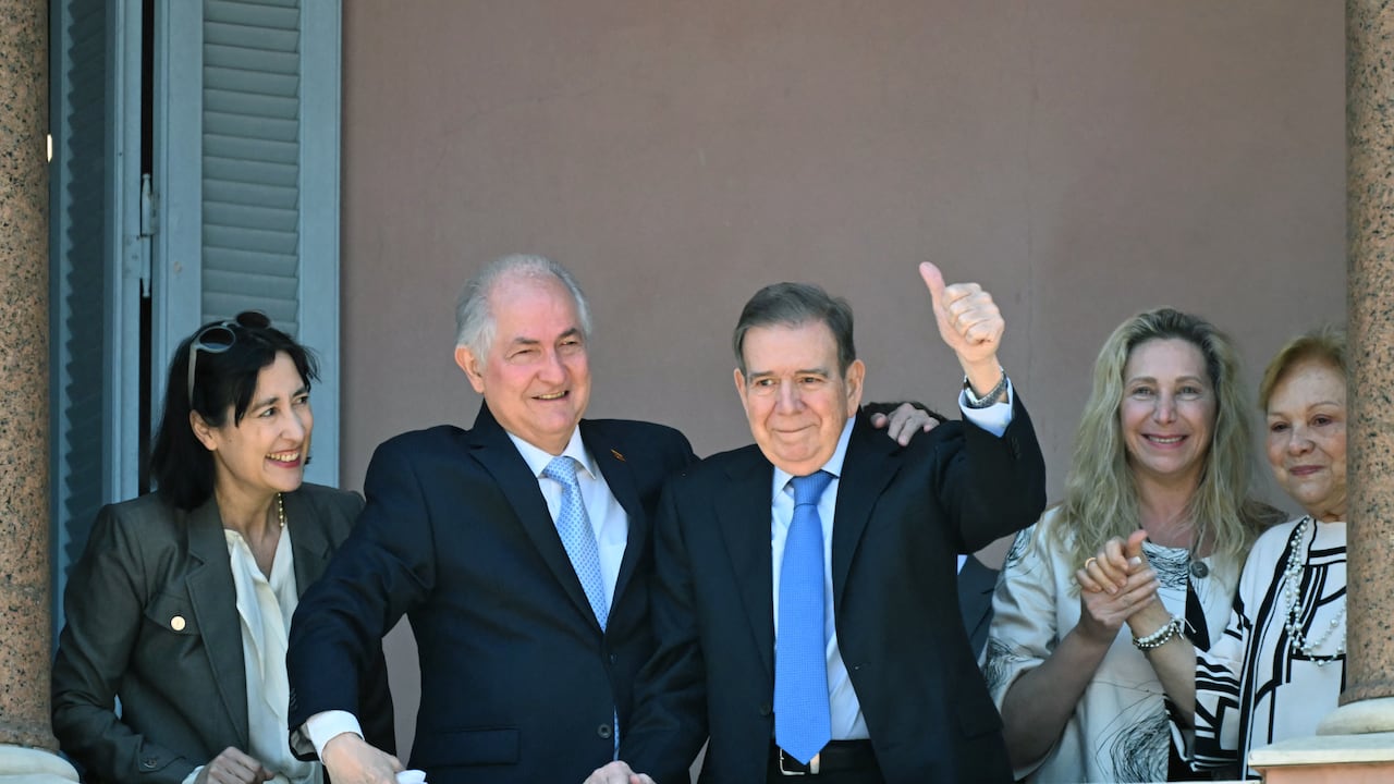 El líder de la oposición venezolana Edmundo González Urrutia (centro) saluda a sus partidarios reunidos en la Plaza de Mayo junto a su esposa Mercedes López (derecha), el político opositor venezolano Antonio Ledezma (2º izq.), la Secretaria General de la Presidencia de Argentina, Karina Milei (2º dcha.), Y la diplomática venezolana Isadora Zubillaga (L) después de una reunión con el presidente argentino Javier Milei