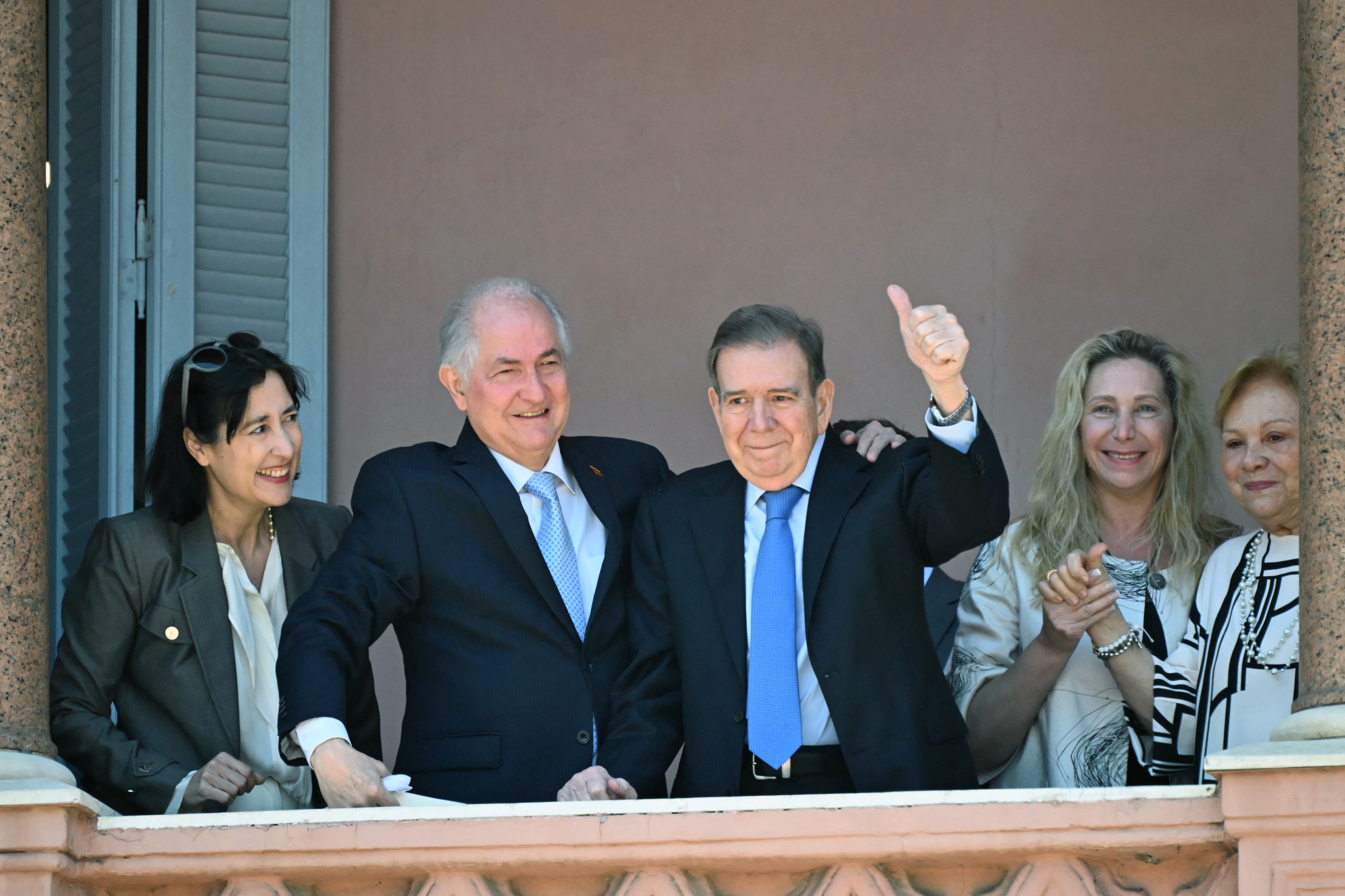 El líder de la oposición venezolana Edmundo González Urrutia (centro) saluda a sus partidarios reunidos en la Plaza de Mayo junto a su esposa Mercedes López (derecha), el político opositor venezolano Antonio Ledezma (2º izq.), la Secretaria General de la Presidencia de Argentina, Karina Milei (2º dcha.), Y la diplomática venezolana Isadora Zubillaga (L) después de una reunión con el presidente argentino Javier Milei