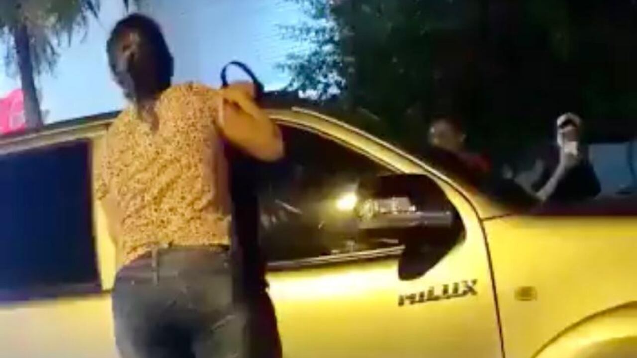 En un acto de celos o imprudencia una mujer se colgó de la puerta de una camioneta en movimiento.