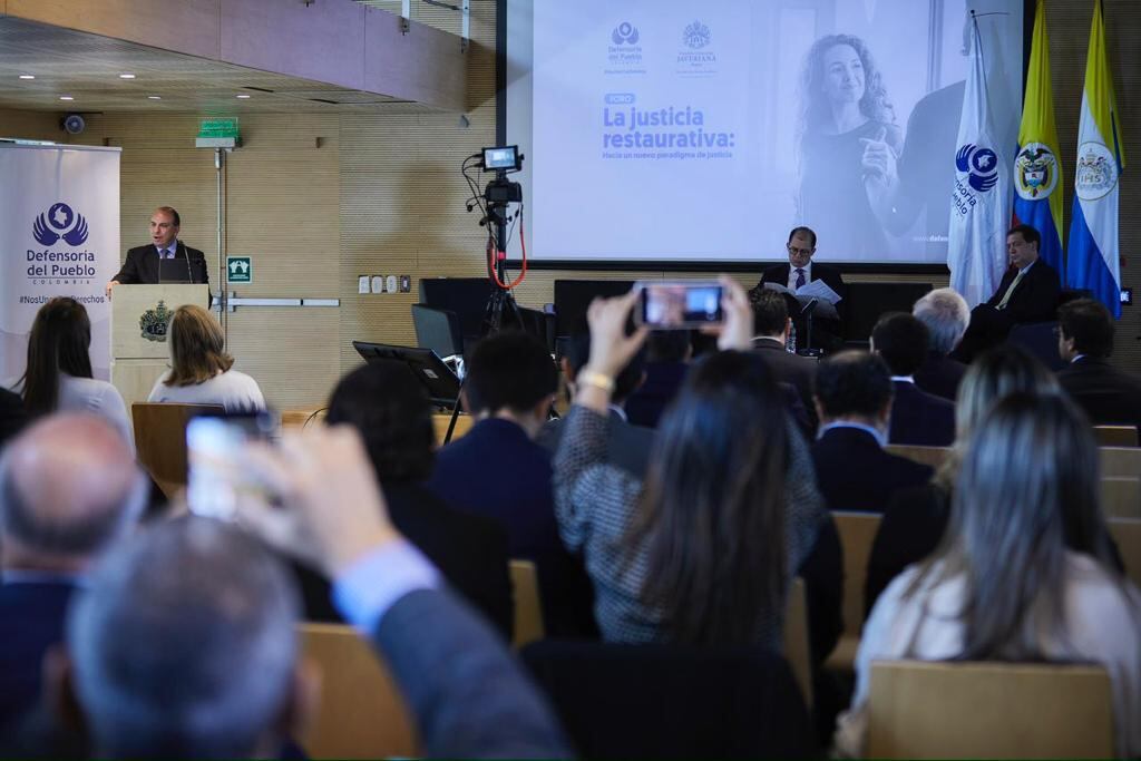 Defensor del Pueblo, Carlos Camargo en el foro 'La justicia restaurativa: hacia un nuevo paradigma de justicia', organizado por la Defensoría del Pueblo y la Universidad Javeriana.