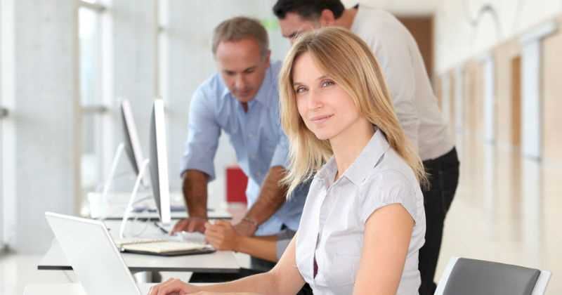 4.	Administradora de Sistemas de Información: Los ingresos semanales promedio son de US$ 1.563, mientras los ingresos medios anuales aproximados son US$81.267. En el campo hay 26,6% de mujeres. En tanto, las ganancias como porcentaje de los ingresos de los hombres es del  86%.