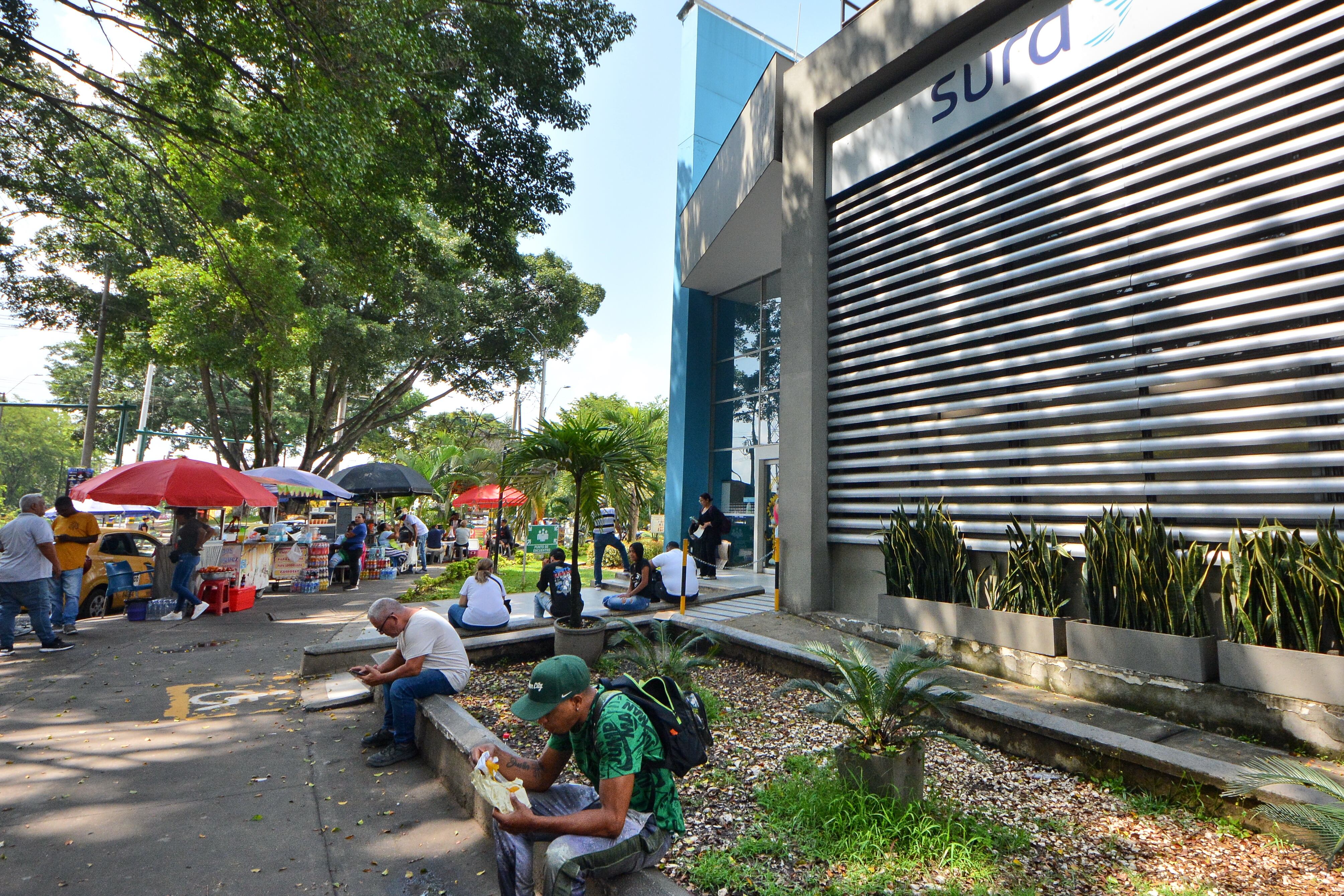 Sigue la crisis en el sistema de salud en Colombia. En la mañana de este martes, 28 de mayo, las directivas de la EPS Sura presentaron una solicitud formal al Gobierno Nacional para retirarse del sistema de salud de Colombia.
