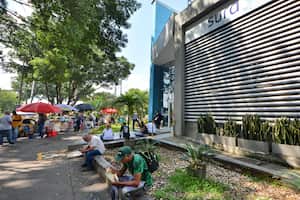 Sigue la crisis en el sistema de salud en Colombia. En la mañana de este martes, 28 de mayo, las directivas de la EPS Sura presentaron una solicitud formal al Gobierno Nacional para retirarse del sistema de salud de Colombia.