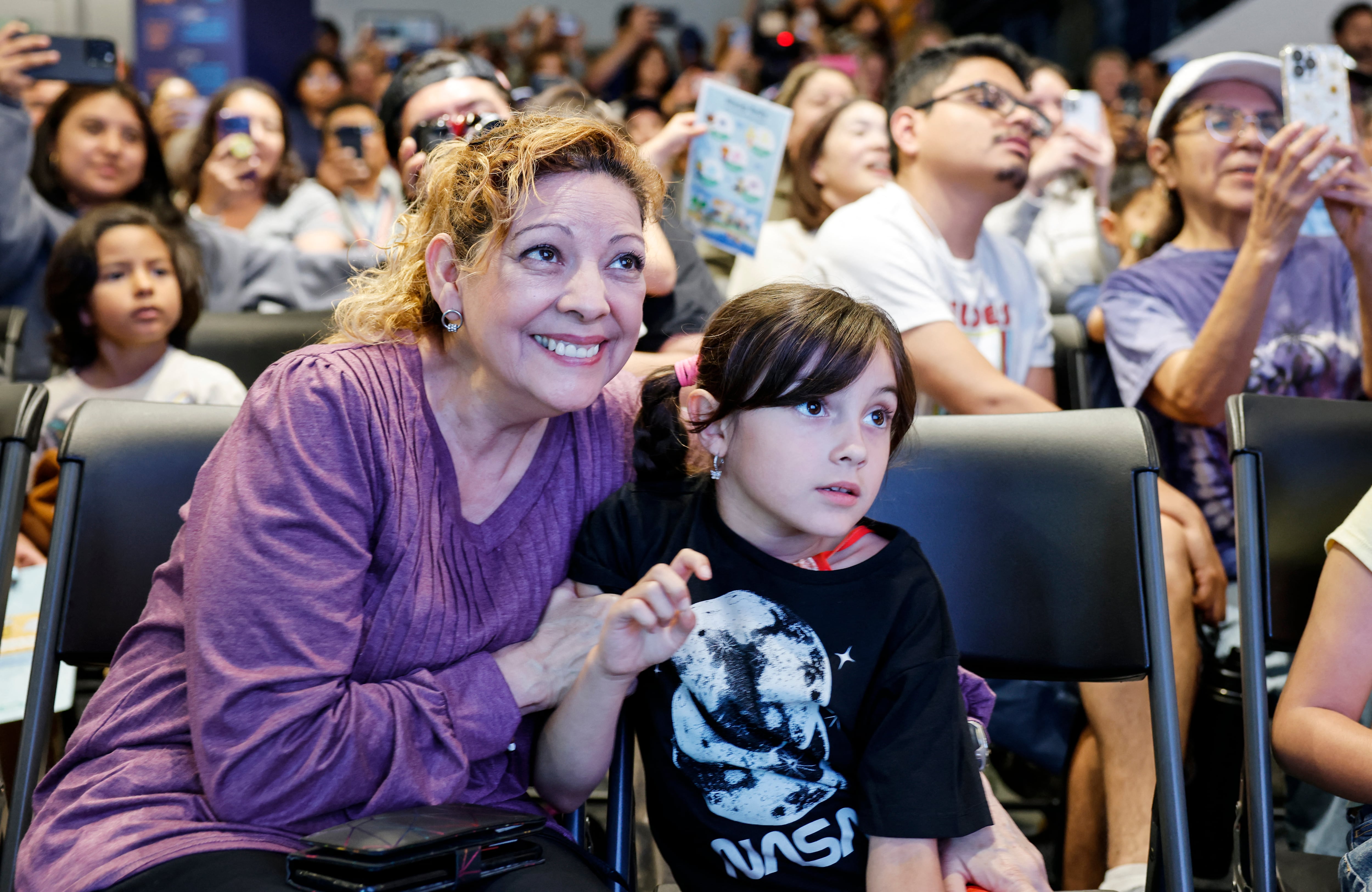 Seguimiento del rescate desde el Columbia Memorial Space Center.