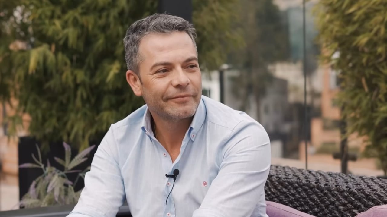 El presentador descrestó con el cambió físico que hizo para interpretar al británico.