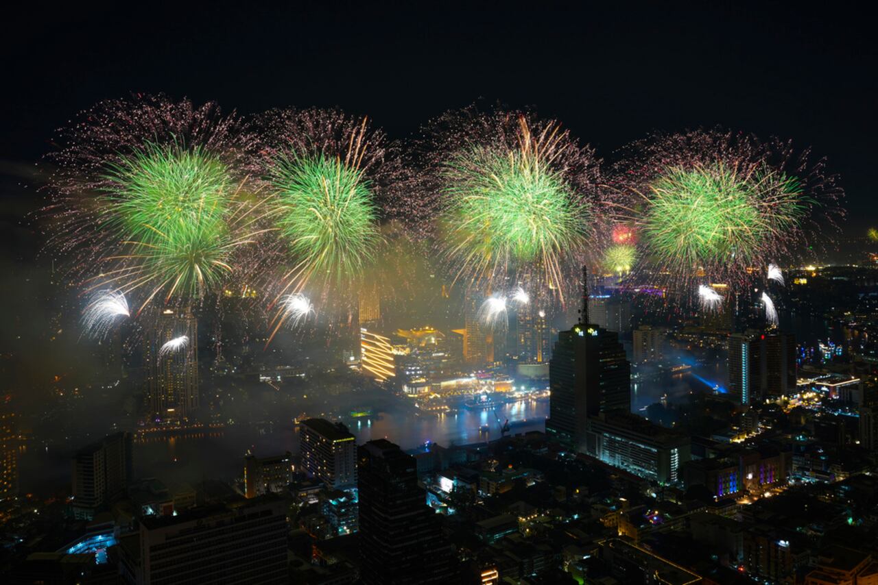 Fuegos artificiales iluminan el cielo sobre el Río Chao Phraya durante los festejos por el Año Nuevo, en Bangkok, Tailandia, el miércoles 1 de enero de 2025. (AP Foto/Sakchai Lalit)