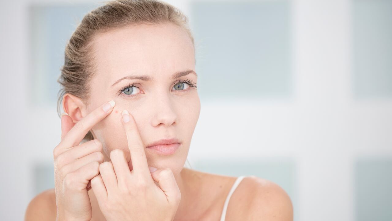 Importante empresa de belleza y maquillaje saca del mercado tratamiento contra el acné, posible riesgo de cáncer