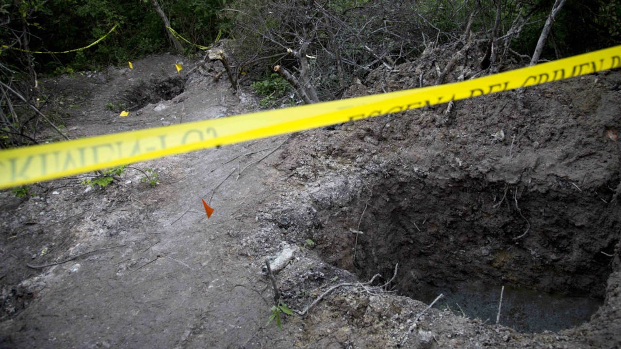 Una de las fosas halladas en Iguala, México. Aún no se sabe si los restos hallados pertenecen a alguno de los 43 estudiantes desaparecidos.