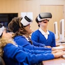 Grupo de estudiantes de raza mixta usando gafas de realidad virtual