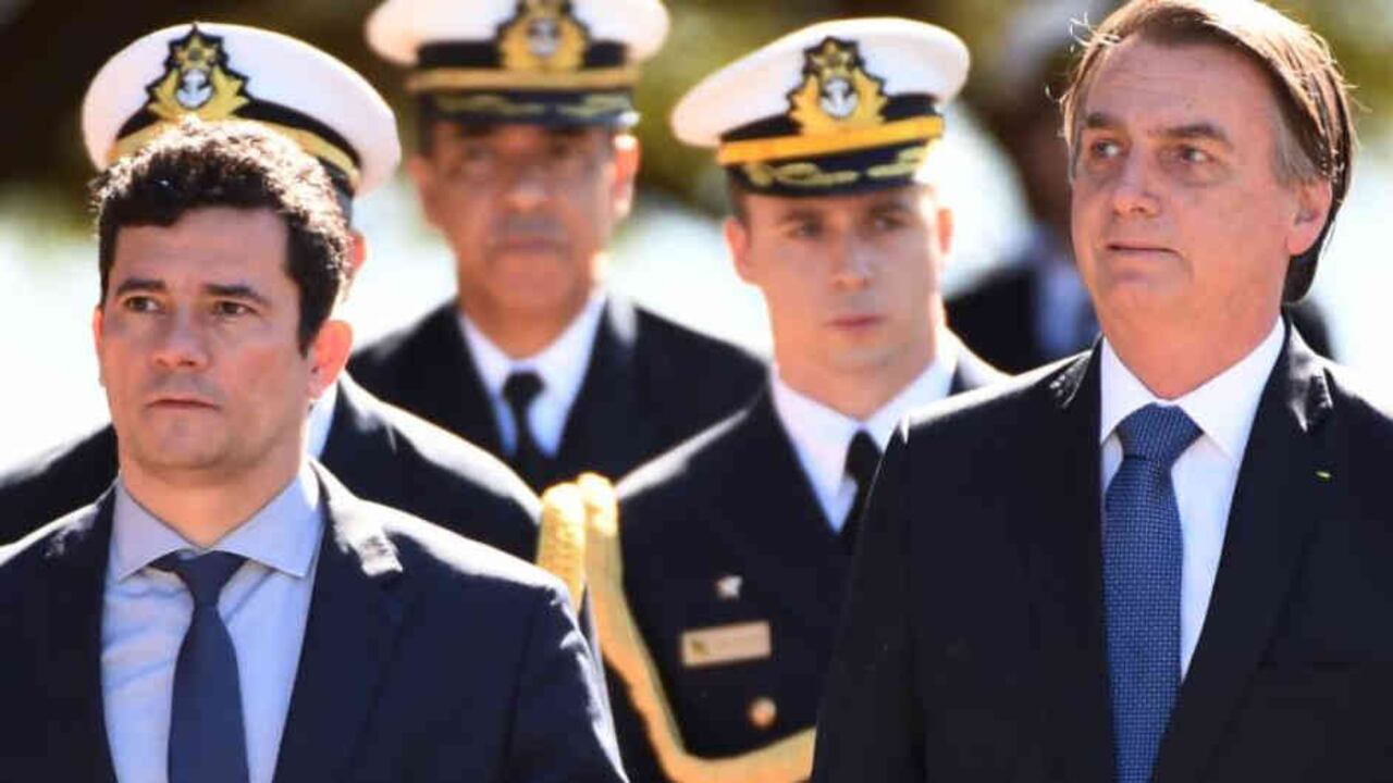 A la izquierda aparece el ministro Sergio Moro y a la derecha, el presidente Jair Bolsonaro.