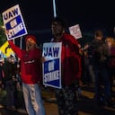 Miembros del UAW (United Auto Workers) hacen piquetes y sostienen carteles fuera de la sede del Local 900 del UAW, frente a la planta de ensamblaje de Ford en Wayne, Michigan, el 15 de septiembre de 2023. (Foto de Matthew Hatcher / AFP)