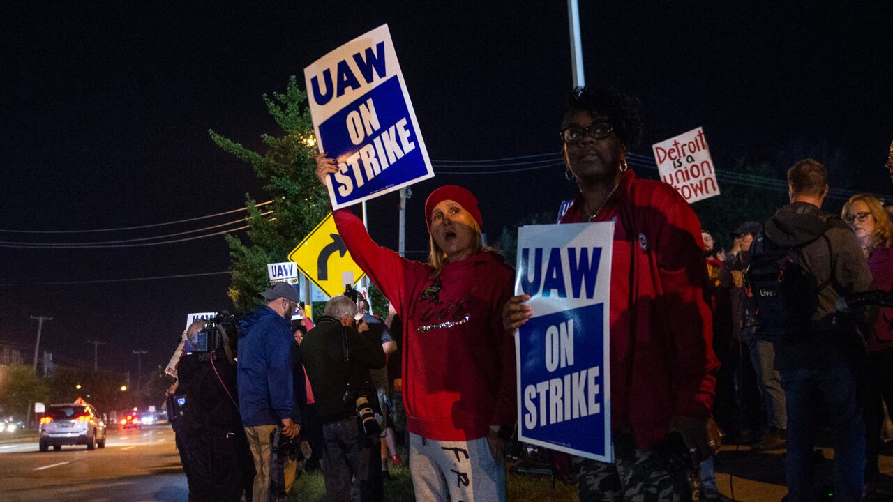 Miembros del UAW (United Auto Workers) hacen piquetes y sostienen carteles fuera de la sede del Local 900 del UAW, frente a la planta de ensamblaje de Ford en Wayne, Michigan, el 15 de septiembre de 2023. (Foto de Matthew Hatcher / AFP)