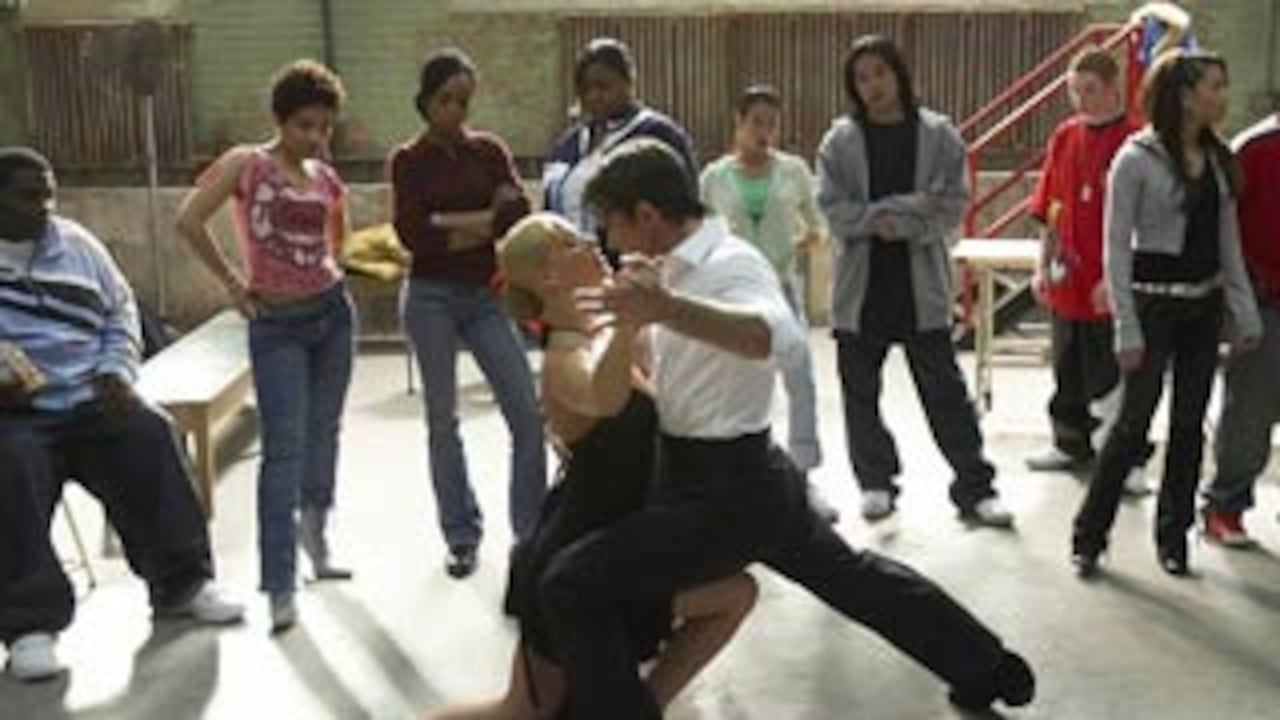 El maestro de baile Pierre Dulaine (Antonio Banderas) trata de entusiasmar con las danzas de salón a un grupo de alumnos problemáticos