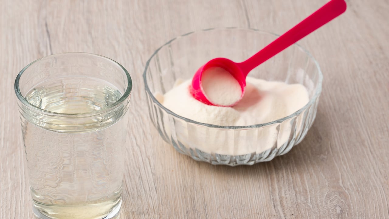 El colágeno hidrolizado puede mezclar en varios líquidos. Getty Images.