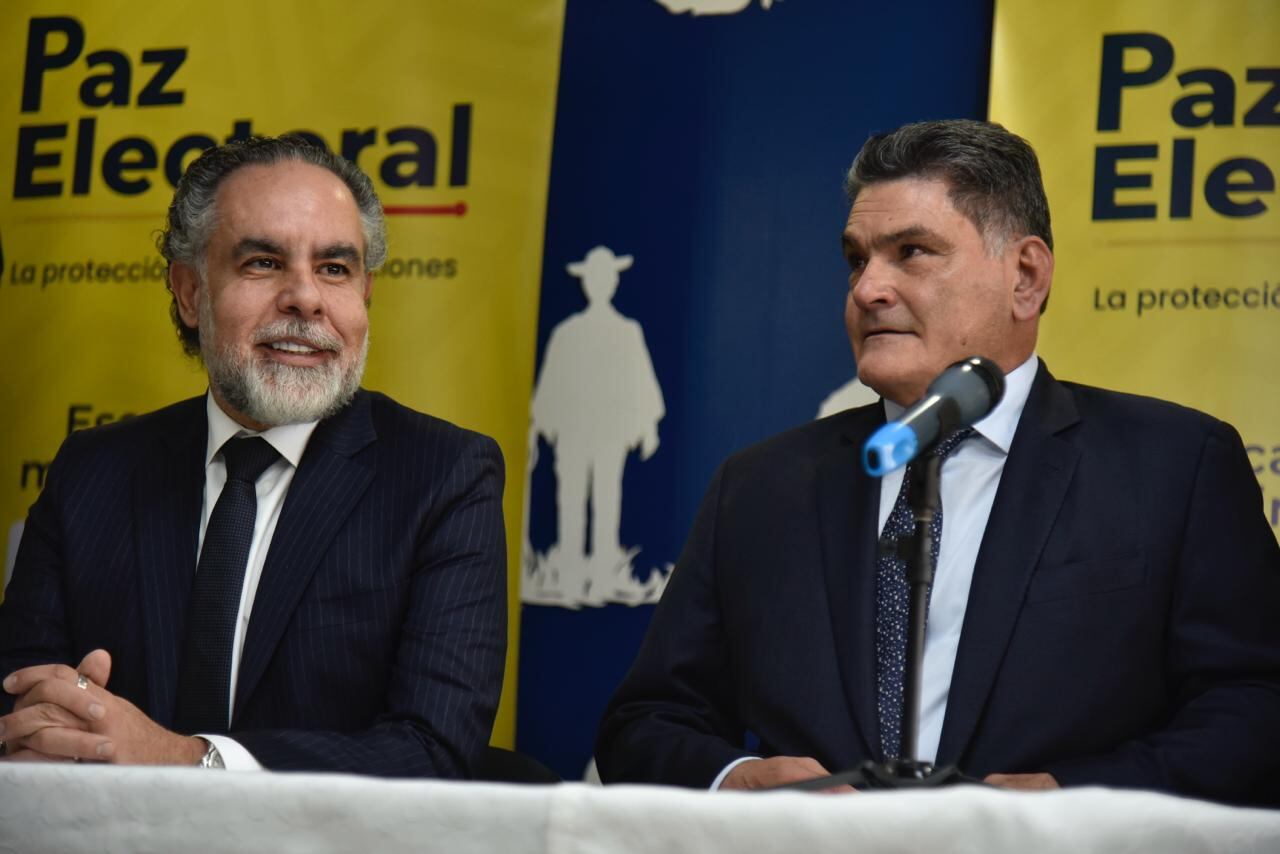 El ministro del Interior, Armando Benedetti, y el procurador Gregorio Eljach.