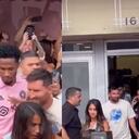 Messi y Antonela Roccuzzo son empujados en Miami.