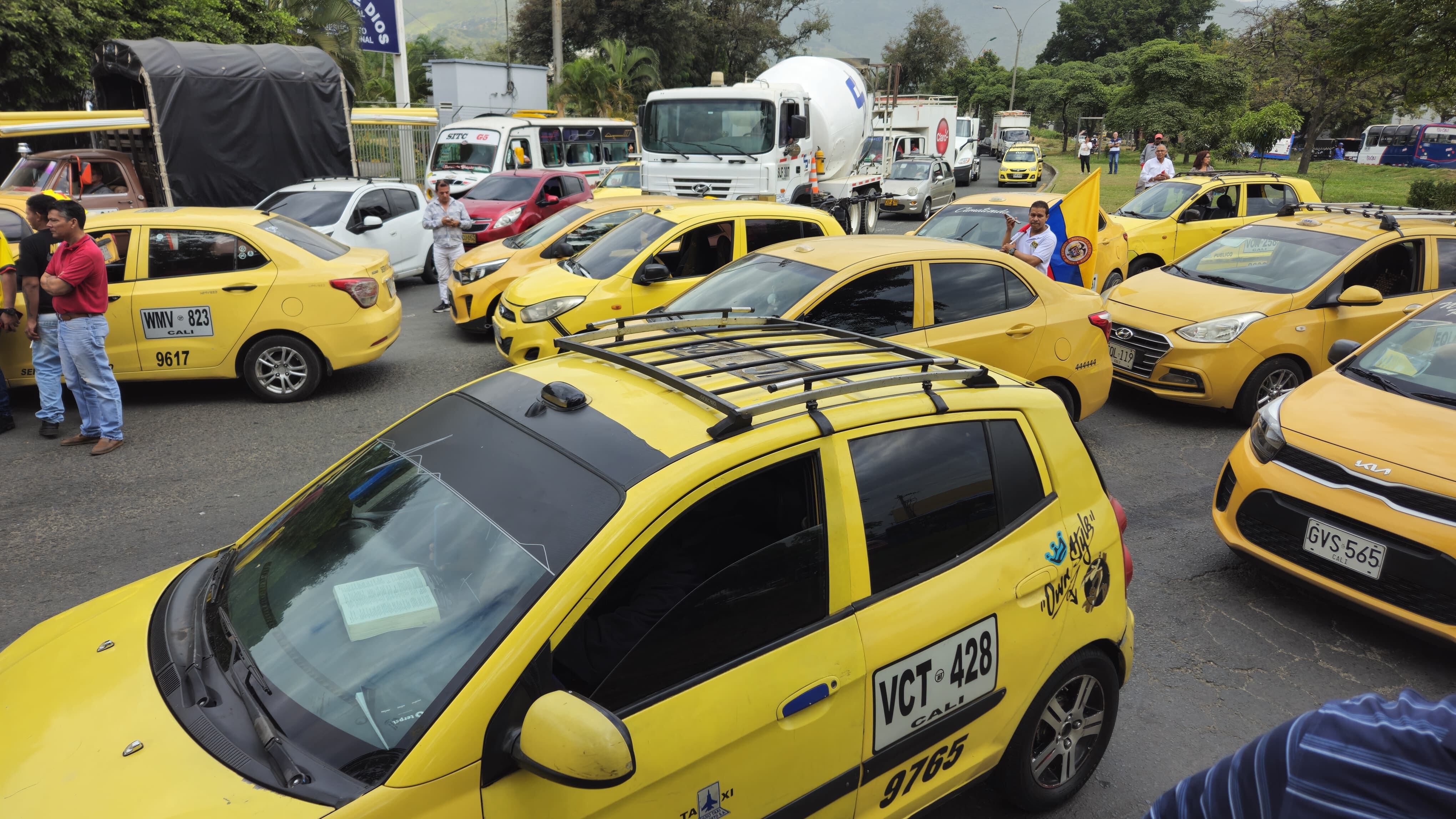 Operación tortuga y protestas de taxistas en el norte de Cali sector sameco