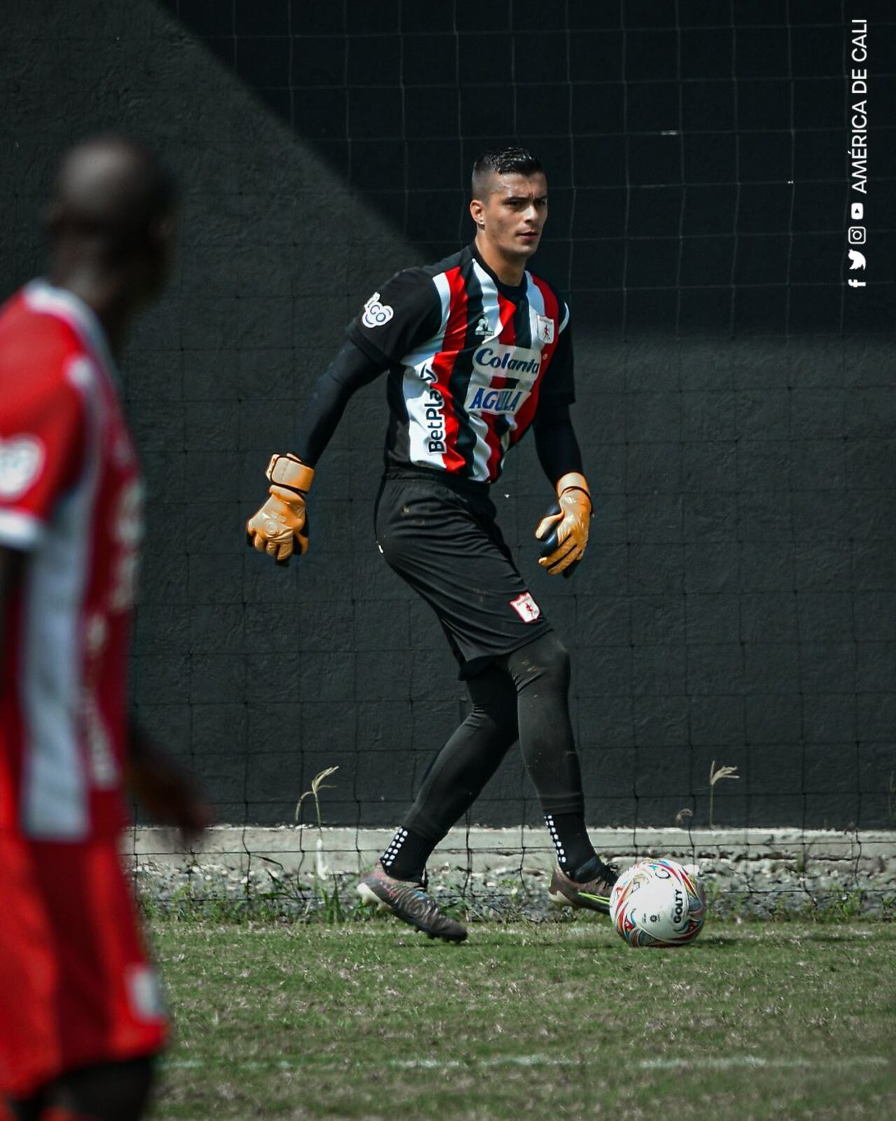 Jorge Soto domina el balón, una de las exigencias de su técnico Lucas González.