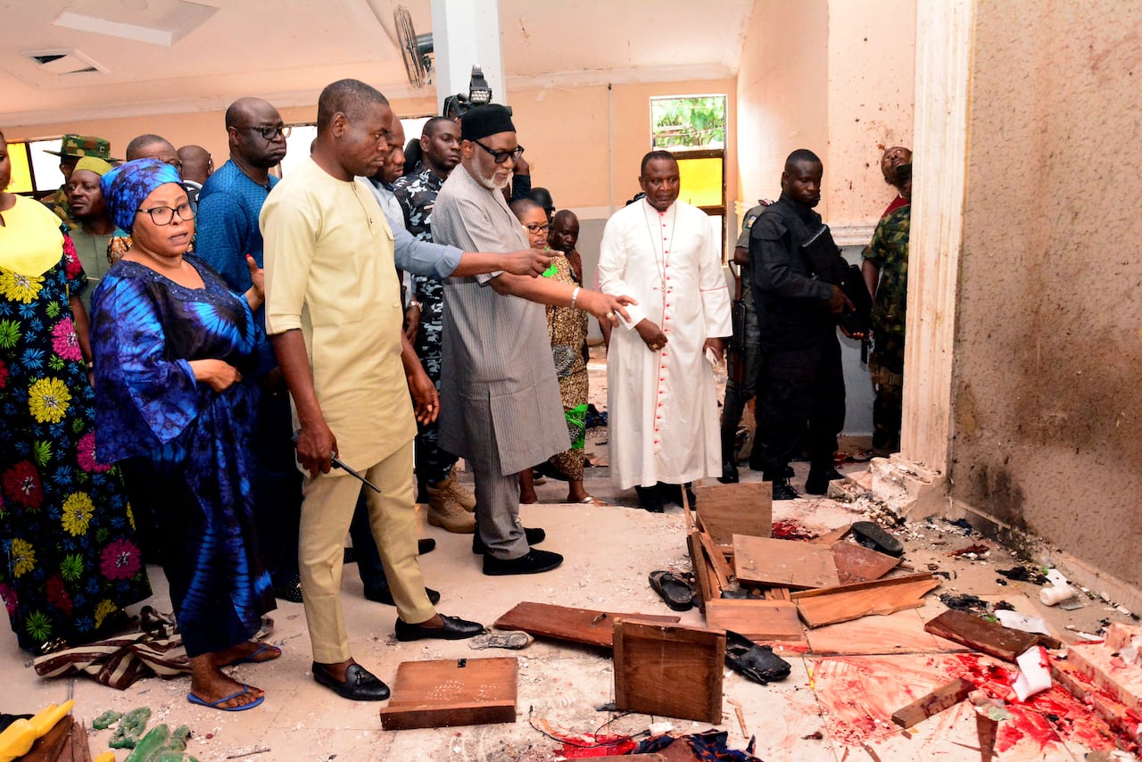 El gobernador del estado de Ondo, Rotimi Akeredolu, visita la iglesia en la cual fueron asesinadas más de 50 personas.