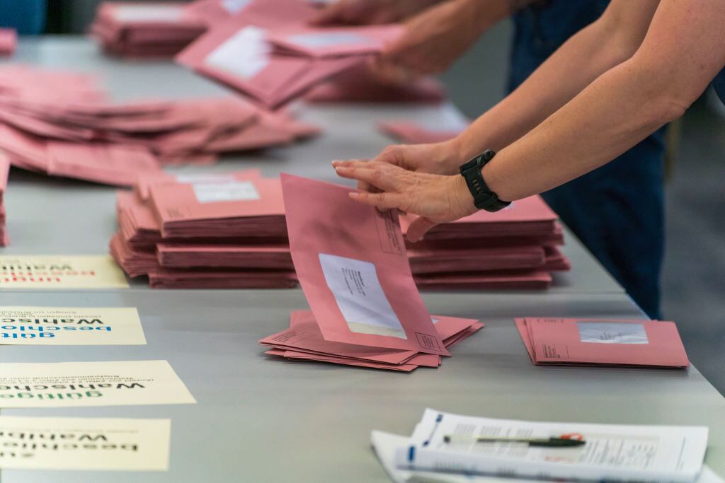 Se clasifican los sobres con votos postales. En el pabellón 1 de Messe Frankfurt, unos 1.200 trabajadores electorales cuentan de forma centralizada todos los votos por correo de la ciudad bancaria. A partir de las 15.00 horas se vaciarán las primeras urnas y se clasificarán los votos por correo.