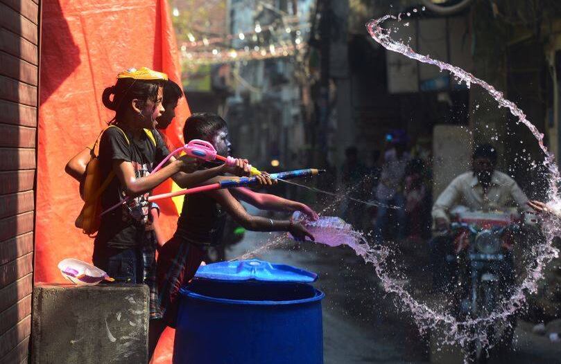 Los niños indios rocían agua coloreada. Los cuatro colores principales son el rojo, amor y fertilidad; el azul, color de Krishna; el amarillo, color de la cúrcuma y el verde, que simboliza la primavera. FOTO: SANJAY KANOJIA / AFP.