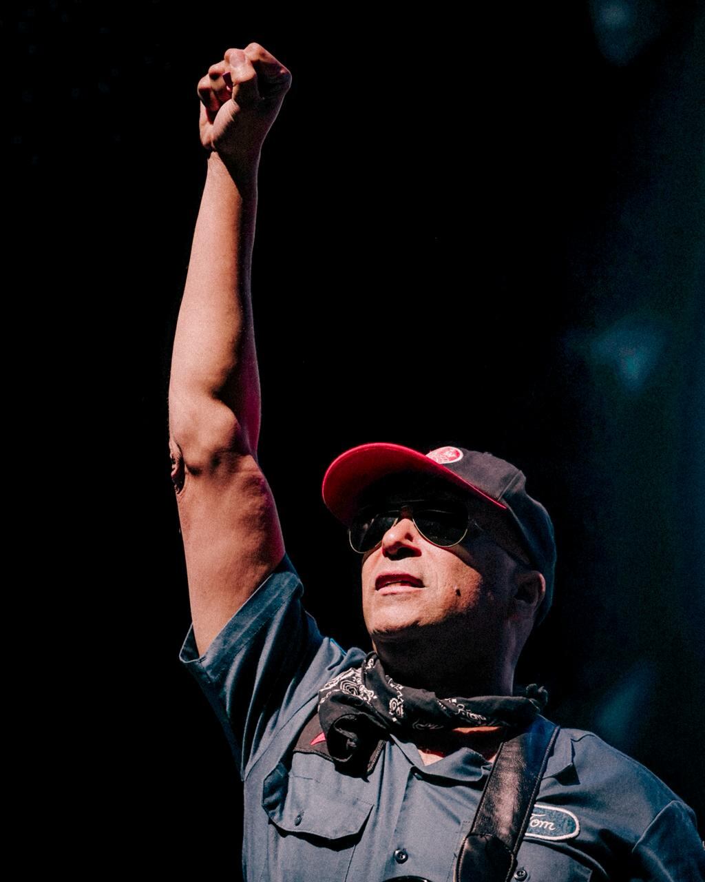 Tom Morello y su Freedom Fighter Orchestra en el Teatro JEG, el 19 de marzo en Bogotá.