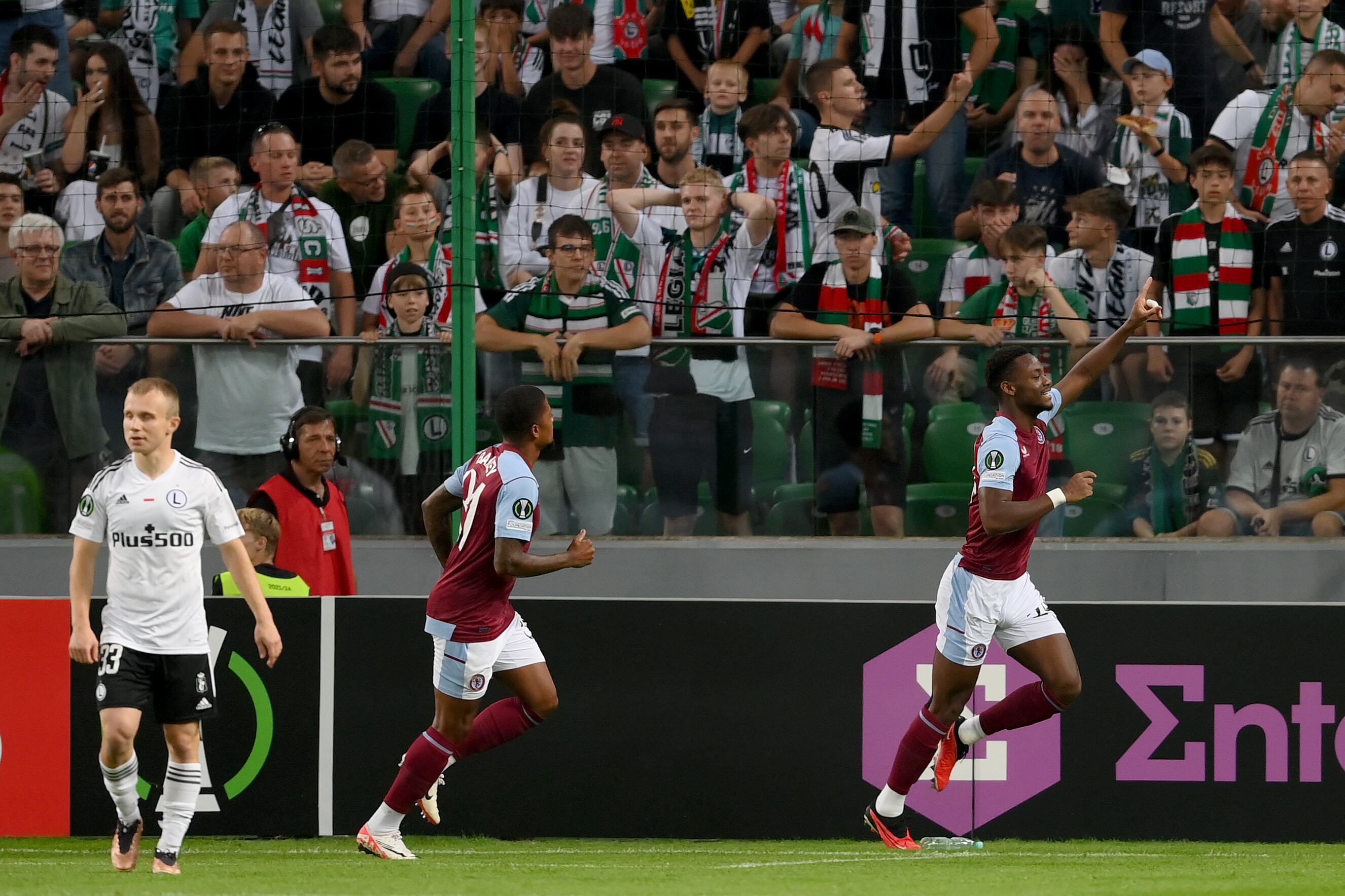 VARSOVIA, POLONIA - 21 DE SEPTIEMBRE: Jhon Duran de Aston Villa celebra después de marcar el primer gol del equipo durante el partido de fase de grupos de la UEFA Europa Conference League 2023/24 entre Legia Warszawa y Aston Villa FC en el estadio municipal del Marshall Jozef Pilsudski el 21 de septiembre de 2023. en Varsovia, Polonia. (Foto de Adam Nurkiewicz/Getty Images)