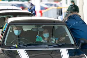 Un miembro del personal administra la vacuna Pfizer-BioNtech COVID-19 a un miembro del público en el Hyde Leisure Centre cerca de Inglaterra, el viernes 8 de enero de 2021. Centros de vacunación masiva en Londres, Newcastle, Manchester, Birmingham, Bristol, Surrey y Stevenage debe comenzar a operar la próxima semana. Foto AP / Jon Super