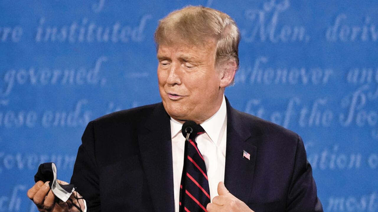 Justo en el preámbulo del debate del martes, Trump se sacó un tapabocas del bolsillo para burlarse de Joe Biden, quien no suele aparecer en público sin usar uno.