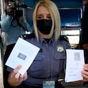 Una mujer policía, en el paso fronterizo de Bregana entre Croacia y Eslovenia, muestra un pasaporte Covid digital de la Unión Europea, el 2 de junio de 2021. Un pasajero con un pasaporte Covid digital prueba que recibió una vacuna contra el coronavirus (Covid-19).
Denis LOVROVIC / AFP