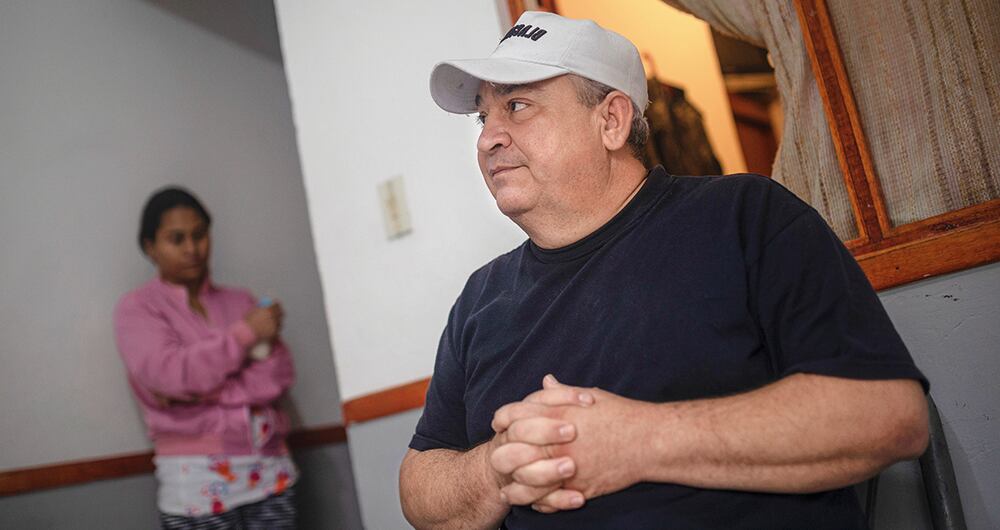 A LA BUENA DE DIOSEl venezolano Camilo Pirela, de 50 años, relató cómo ha hecho para sobrevivir a los efectos de la pandemia y su odisea diaria para mantener a su familia pidiendo alimentos vencidos en los supermercados. 